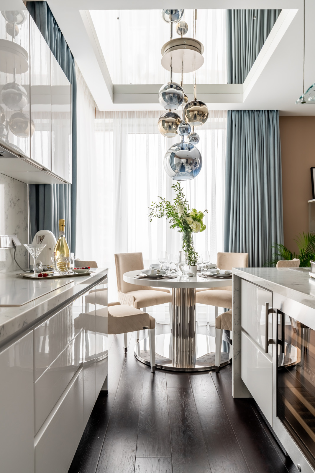 Бежевый и зеркалабелая кухня, глянцевые фасады,