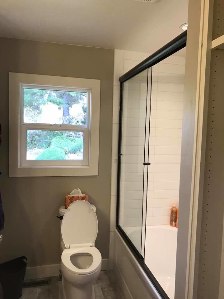 Example of a minimalist bathroom design in Boise