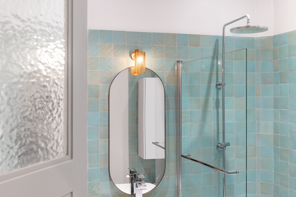 Foto di una stanza da bagno padronale minimal di medie dimensioni con piastrelle verdi, top in legno e un lavabo