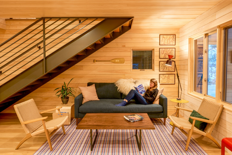 Idee per un piccolo soggiorno stile rurale aperto con pavimento in legno massello medio, soffitto in legno, pareti in legno e nessuna TV