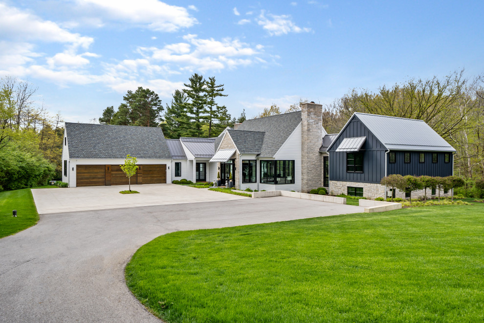 Einstöckiges Landhaus Einfamilienhaus mit bunter Fassadenfarbe, Satteldach, grauem Dach, Wandpaneelen, Verschalung und Misch-Dachdeckung in Sonstige