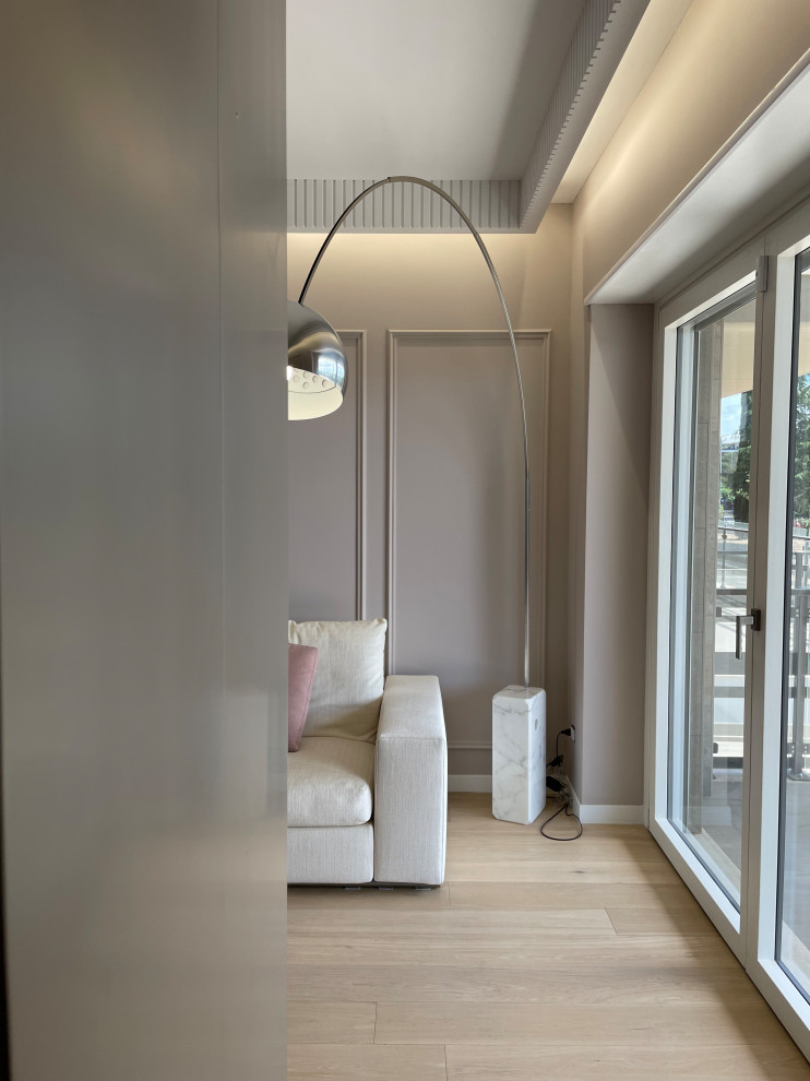 На фото: открытая гостиная комната среднего размера в современном стиле с светлым паркетным полом, двусторонним камином, фасадом камина из плитки и панелями на стенах