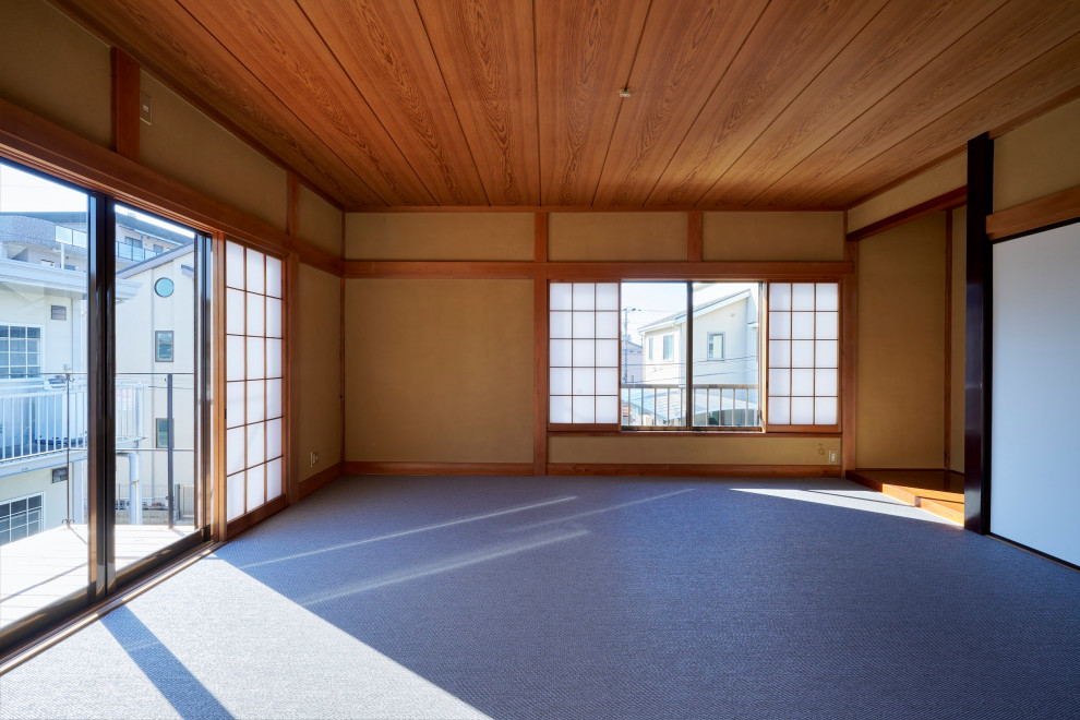 Mittelgroßes Hauptschlafzimmer mit brauner Wandfarbe, braunem Holzboden, braunem Boden, Tapetendecke und Tapetenwänden in Sonstige