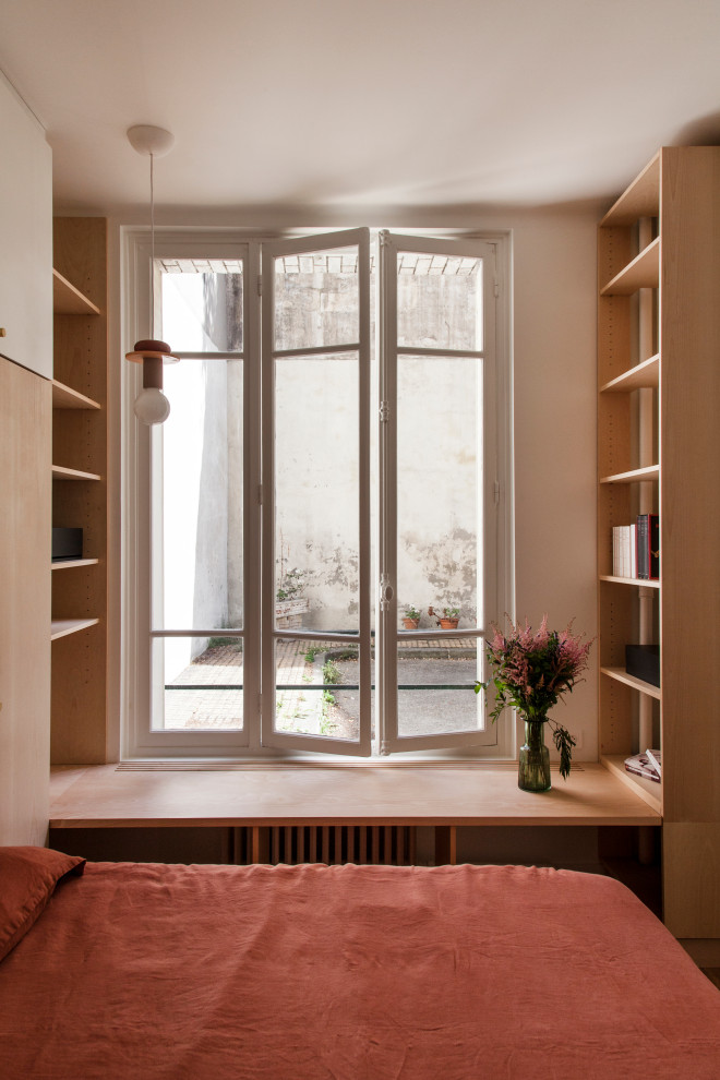 Mid-sized scandinavian master bedroom in Paris with white walls, light hardwood floors and beige floor.