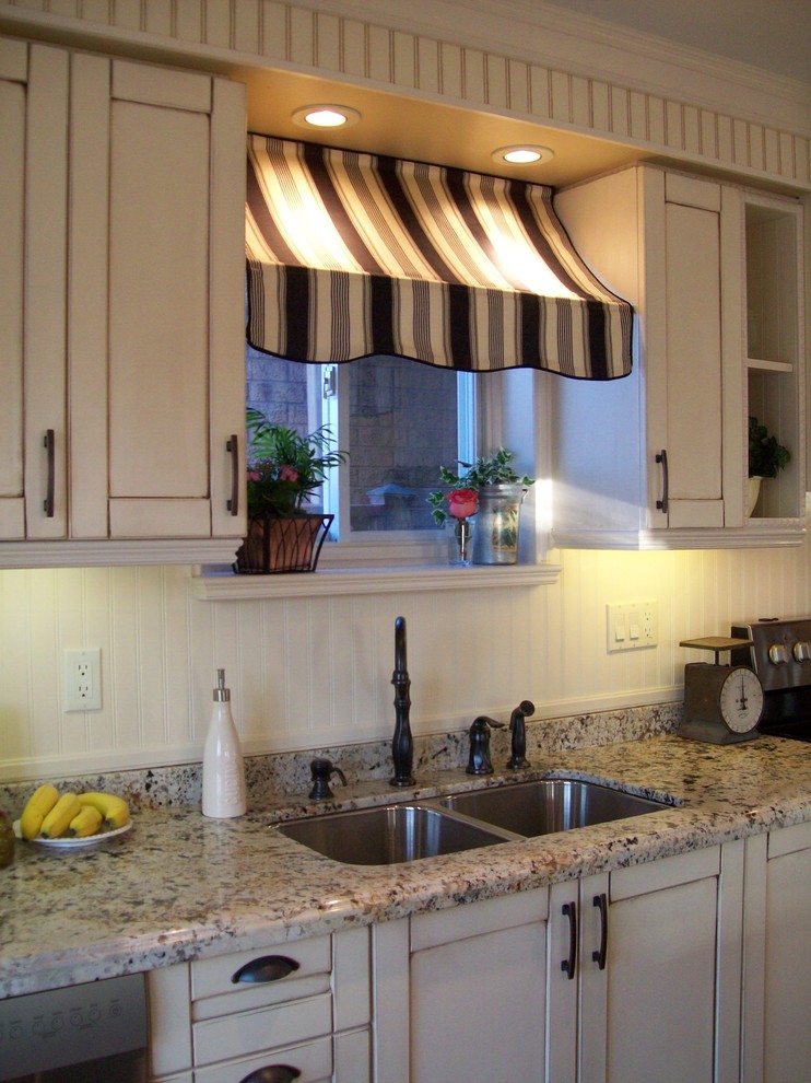This is an example of a traditional kitchen in Toronto with granite benchtops.