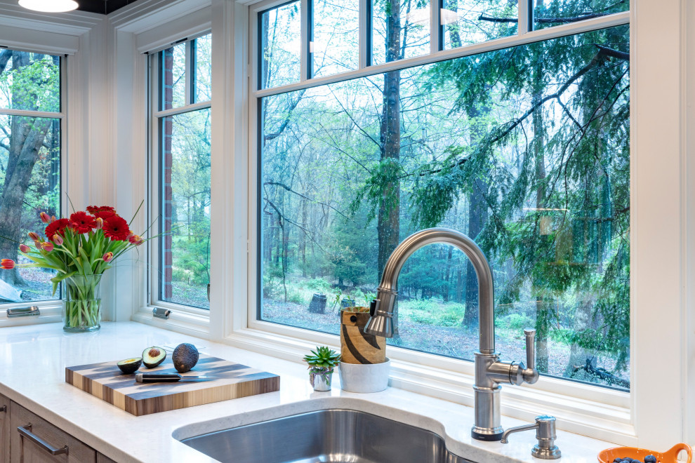Trendy u-shaped medium tone wood floor and brown floor eat-in kitchen photo with an undermount sink, shaker cabinets, gray cabinets, quartz countertops, gray backsplash, ceramic backsplash, stainless steel appliances, an island and gray countertops