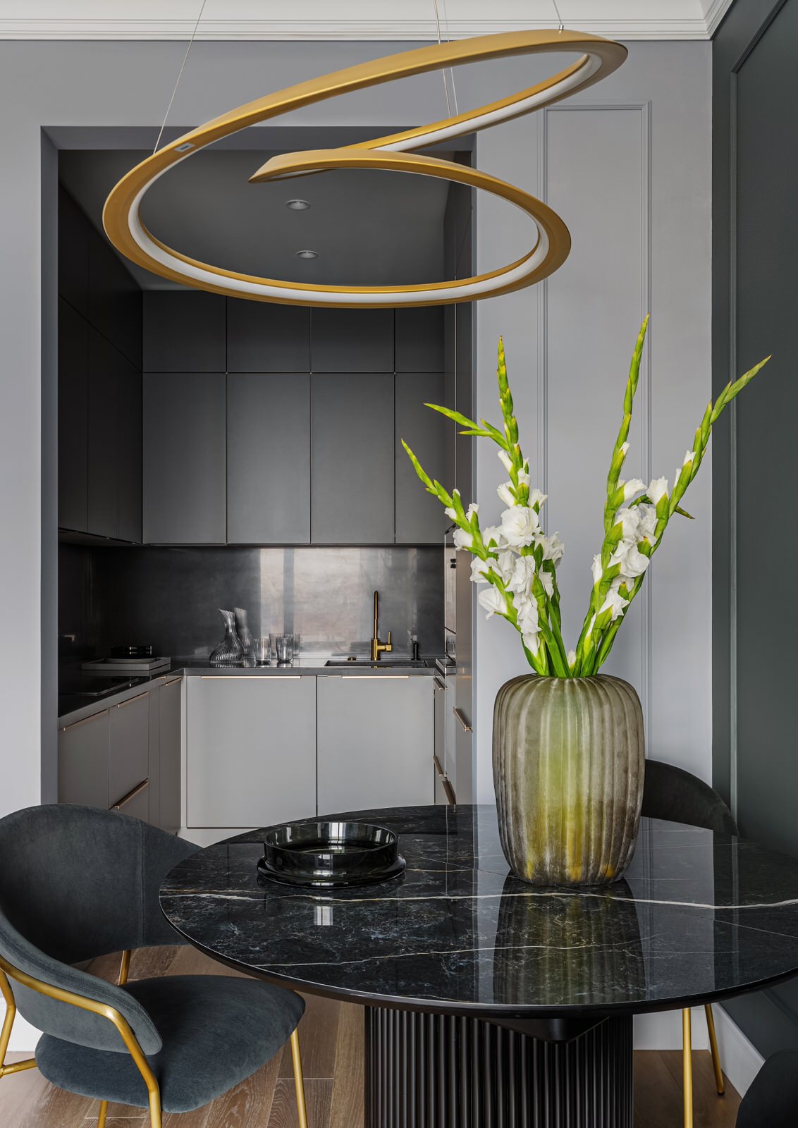 Монохромный серый в реализованном дизайн-проекте в Москве