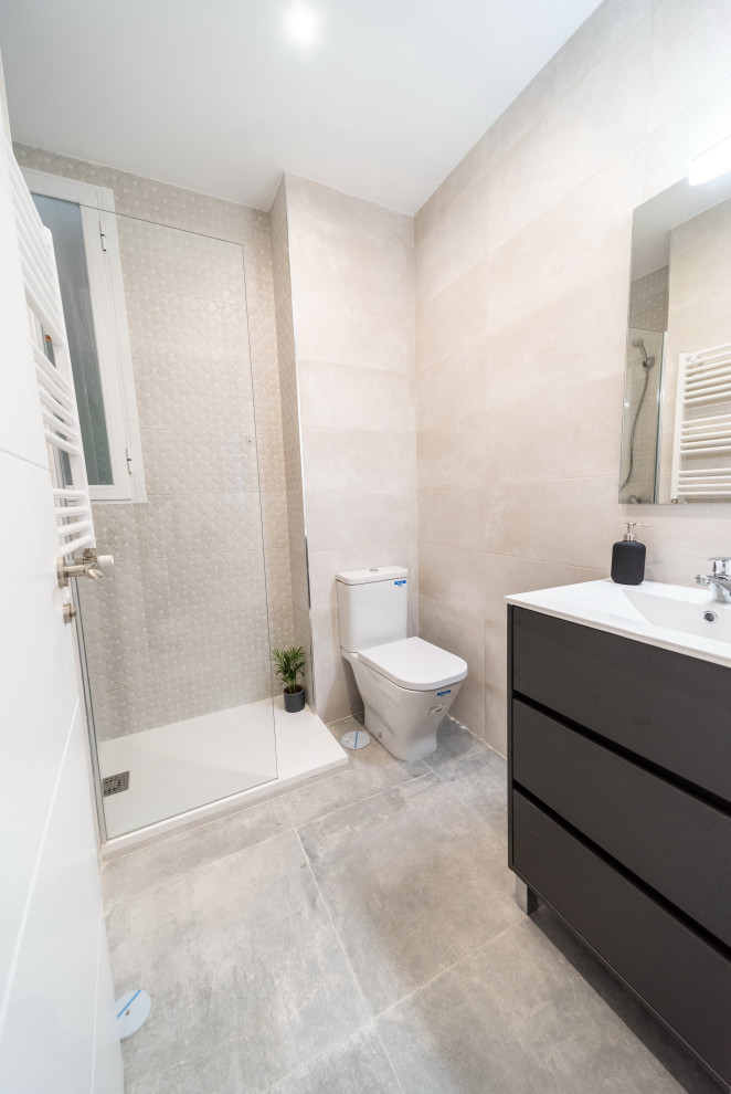 Design ideas for a mid-sized scandinavian master bathroom in Madrid with flat-panel cabinets, grey cabinets, an open shower, beige tile, ceramic tile, beige walls, ceramic floors, an undermount sink, white benchtops, an enclosed toilet, a single vanity and a freestanding vanity.