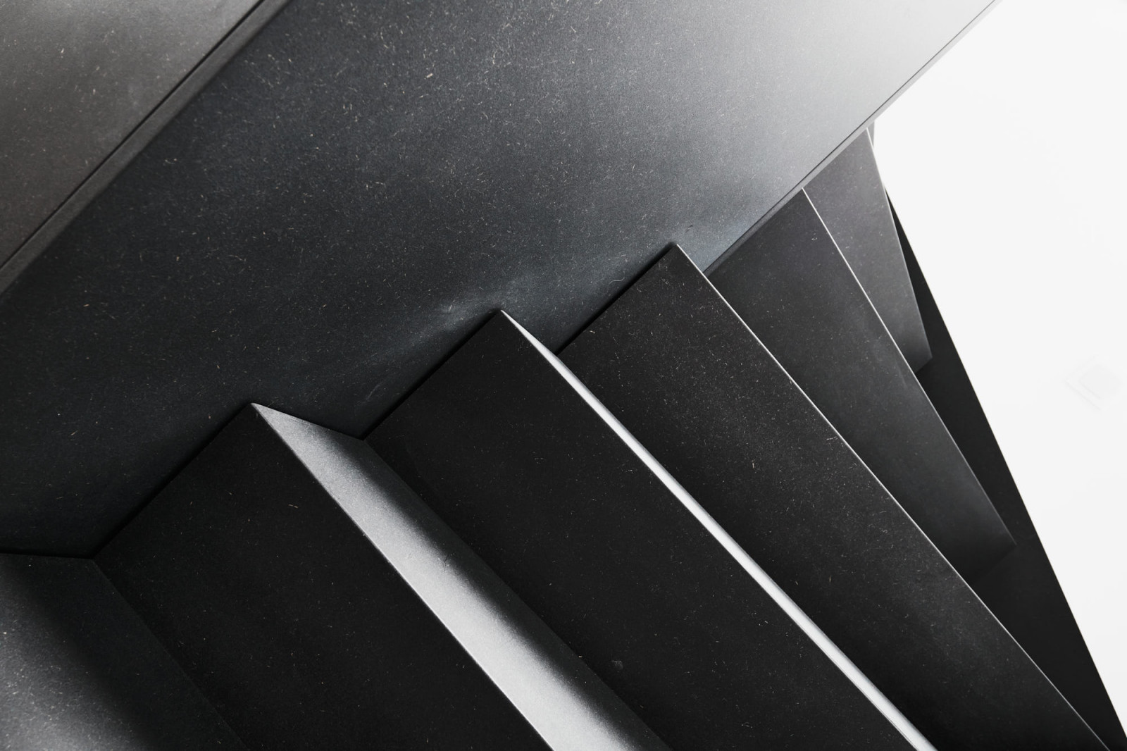 Черная лестница в проеме с окном