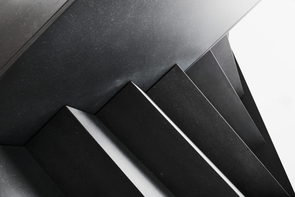 Черная лестница в проеме с окном