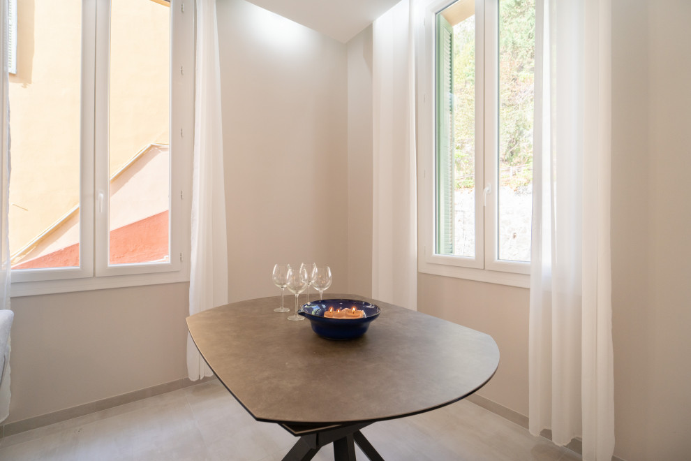 Imagen de sala de estar abierta actual de tamaño medio con suelo gris y bandeja