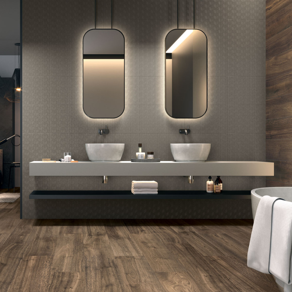 На фото: большая ванная комната в стиле модернизм с белой плиткой, керамогранитной плиткой, серыми стенами, полом из плитки под дерево, столешницей из плитки, коричневым полом, белой столешницей и панелями на части стены с