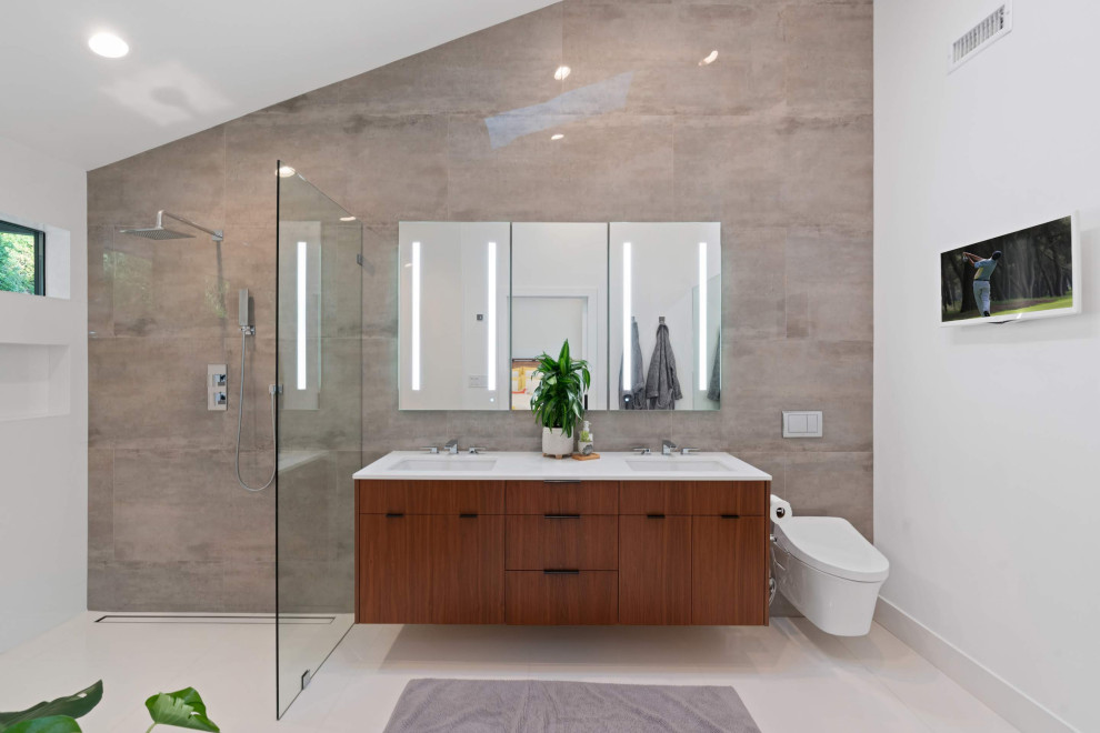 This is an example of a modern bathroom in Orange County.