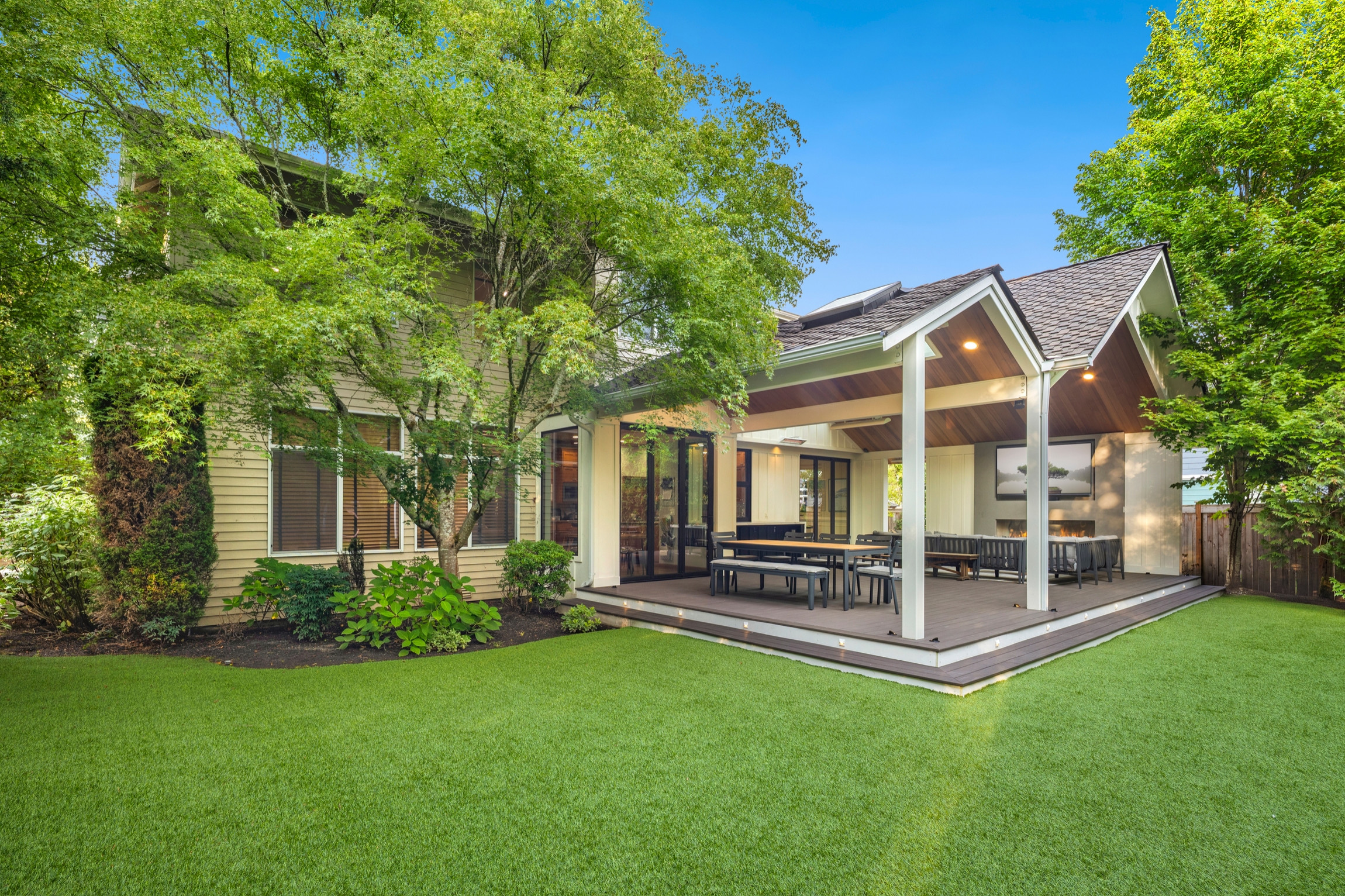 Sammamish Contemporary Outdoor Living