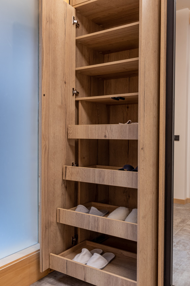 Встроенный распашной шкаф