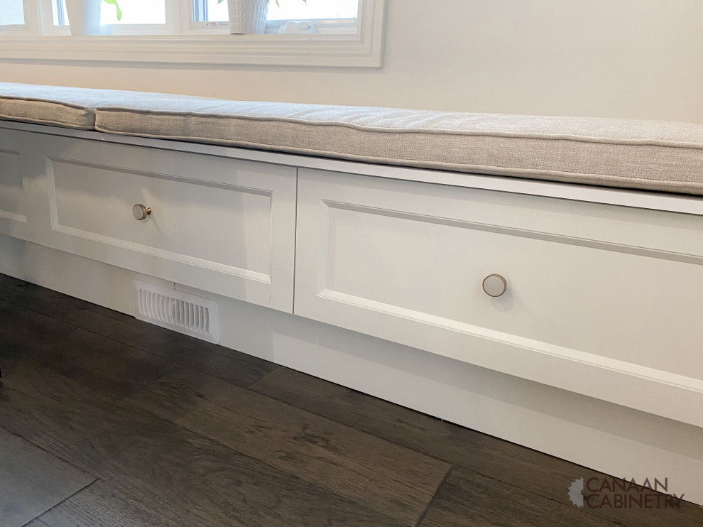 Transitional home design photo in Toronto