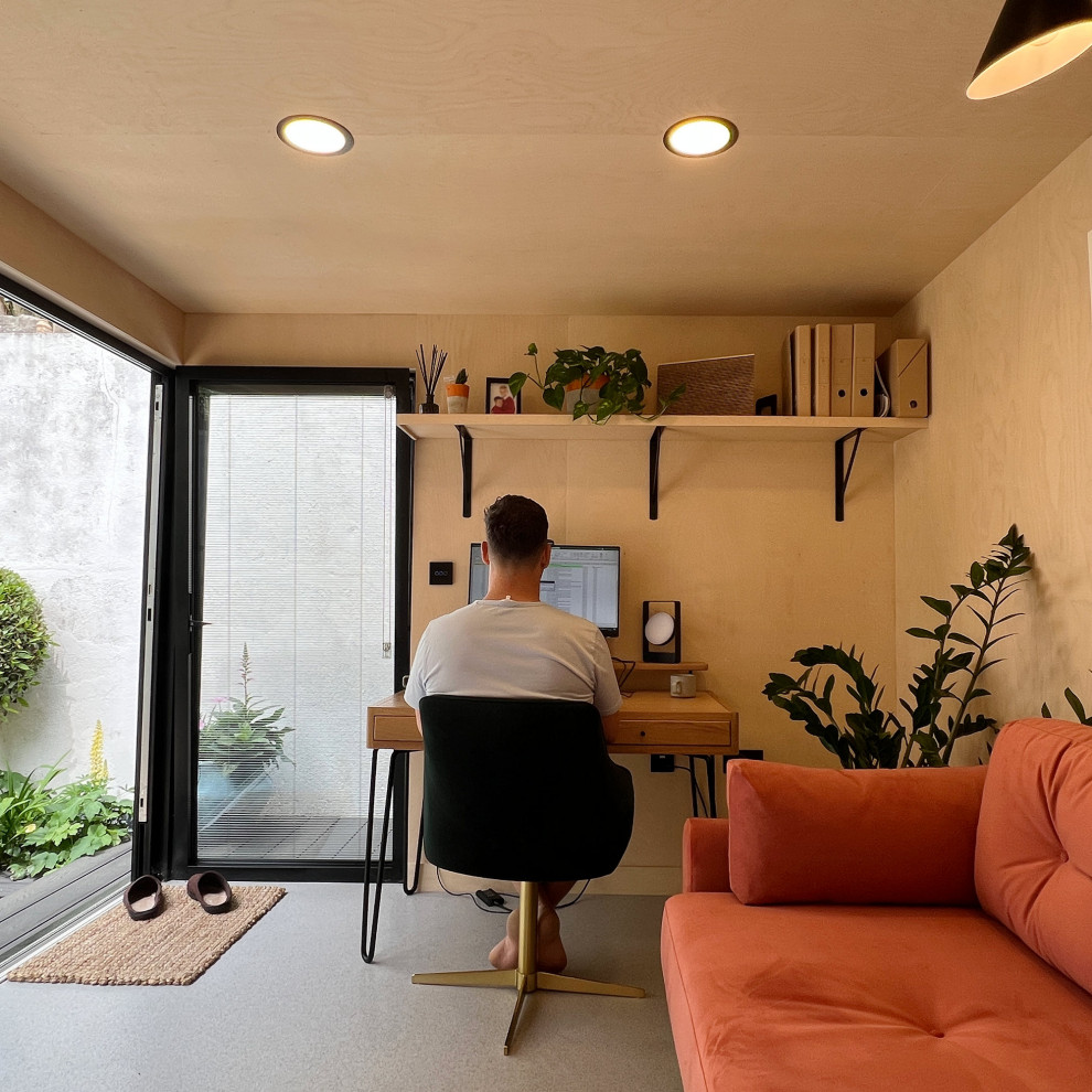 Idée de décoration pour un abri de jardin séparé nordique de taille moyenne avec un bureau, studio ou atelier.