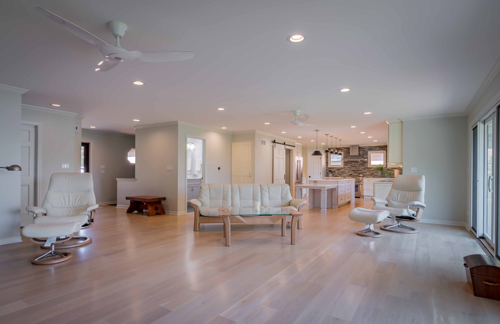 Contemporary Lakefront Residence