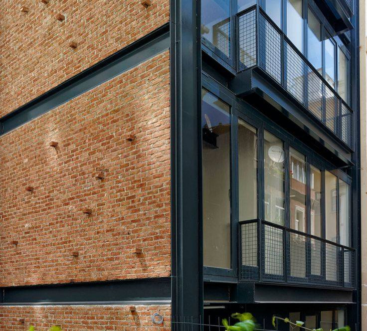 Свежая идея для дизайна: балкон и лоджия среднего размера в стиле лофт с металлическими перилами - отличное фото интерьера