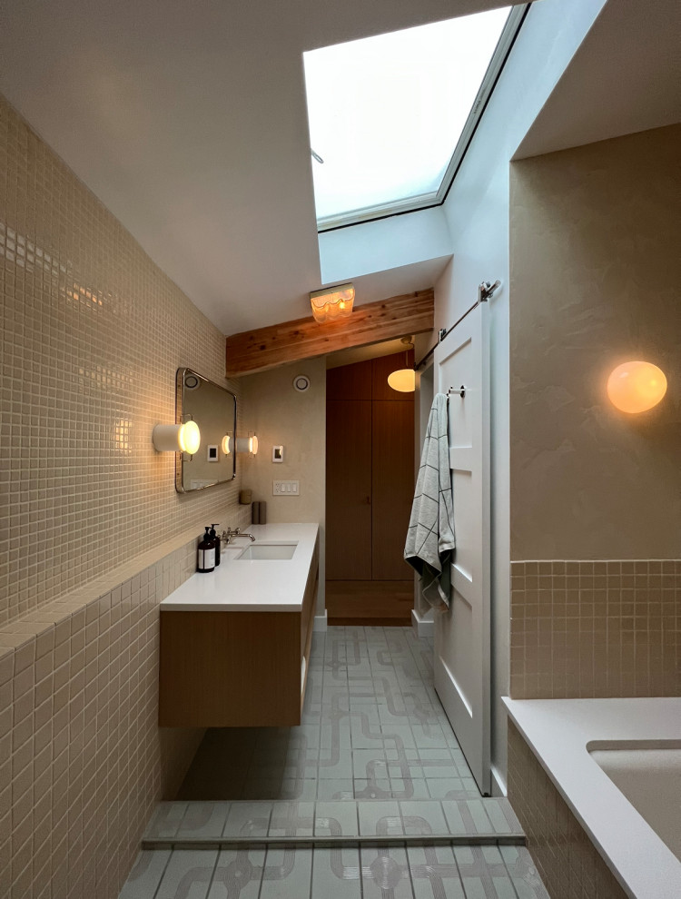 Inredning av ett minimalistiskt stort badrum, med ett platsbyggt badkar, beige kakel, keramikplattor, beige väggar, klinkergolv i keramik och grönt golv