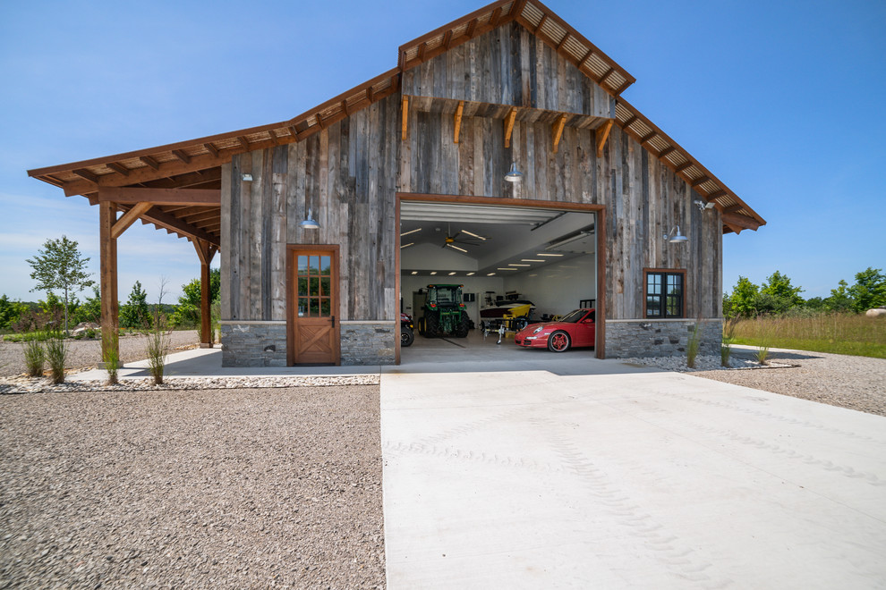 Example of a farmhouse garage design