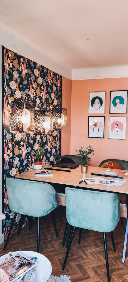 Diseño de despacho minimalista pequeño con paredes beige, suelo de linóleo, suelo marrón y papel pintado