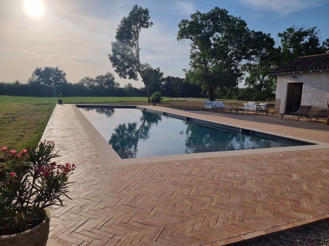 Tour de piscine en briquettes de terre cuite mediterranean-pools-and-hot-tubs