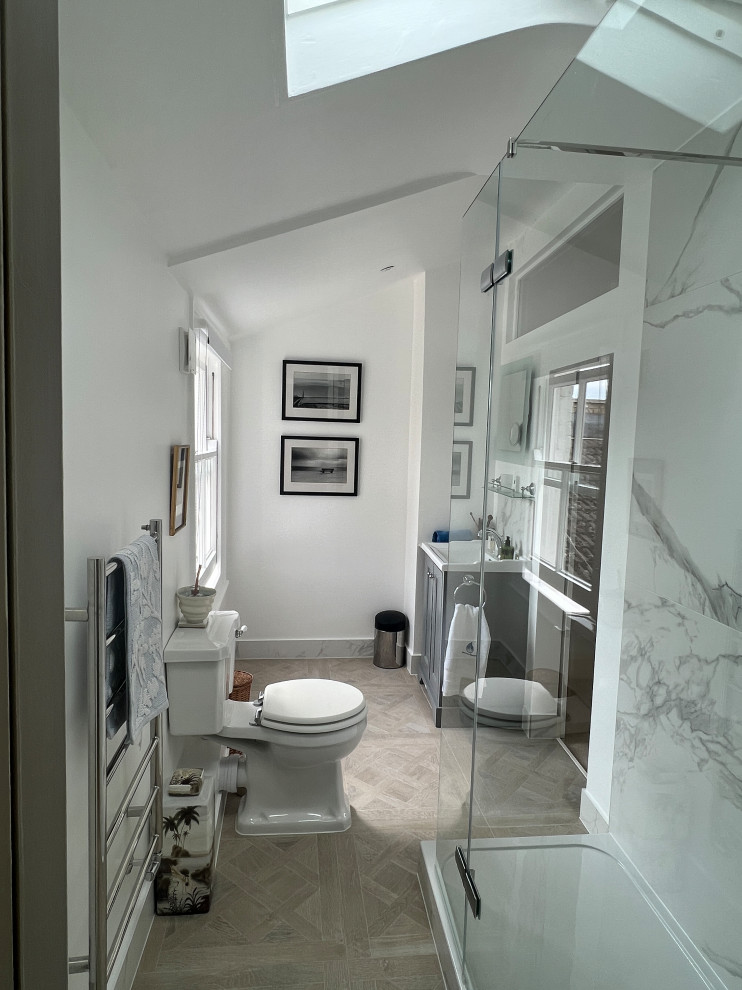 Medium sized classic ensuite bathroom in London with beaded cabinets, grey cabinets, a walk-in shower, a one-piece toilet, white tiles, porcelain tiles, white walls, porcelain flooring, a built-in sink, brown floors, an open shower, a single sink and a freestanding vanity unit.