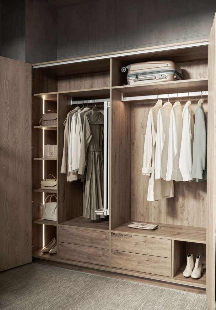 На фото: шкаф в нише среднего размера в стиле модернизм с плоскими фасадами, фасадами цвета дерева среднего тона, ковровым покрытием и серым полом для женщин с