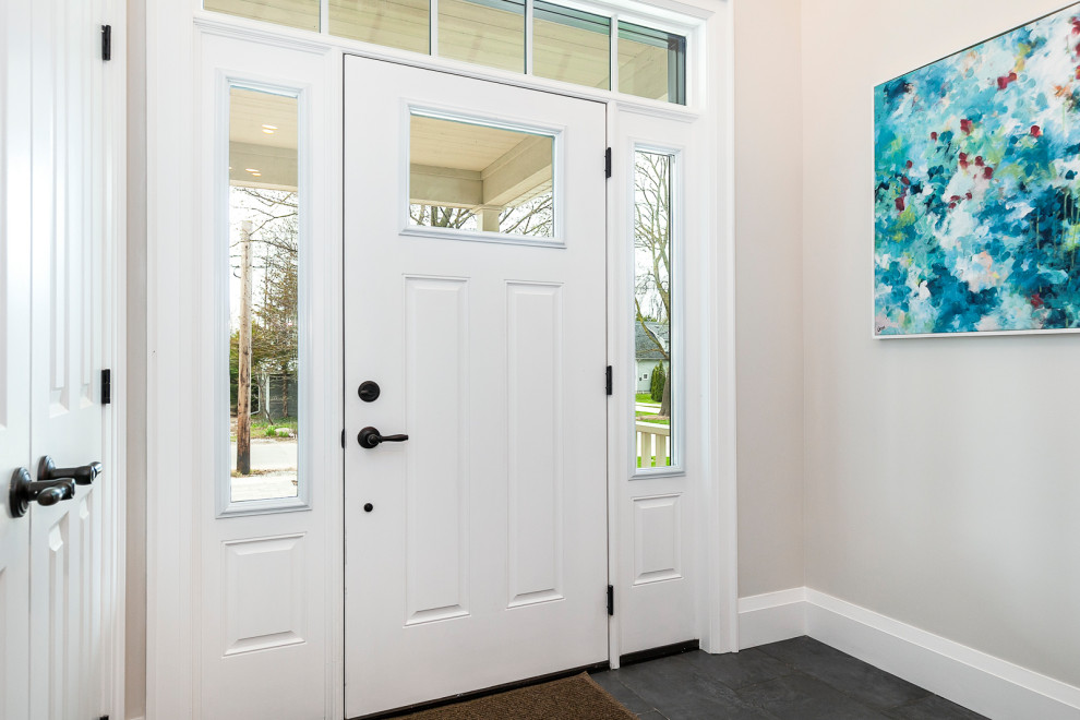 Transitional entryway photo in Toronto