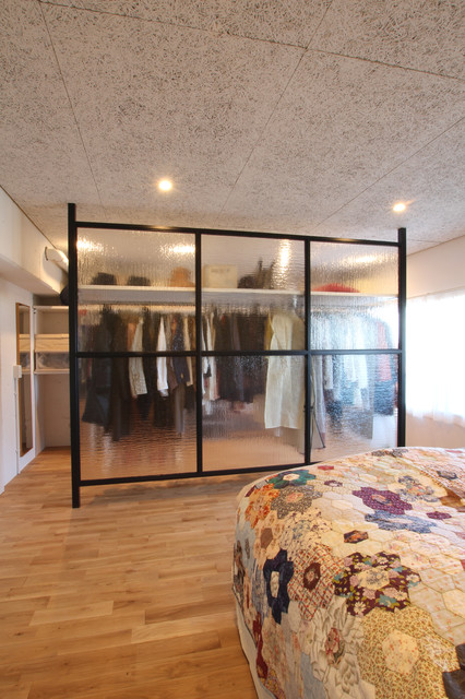 青と白のメゾネットの家 minimalistisch-ankleidezimmer