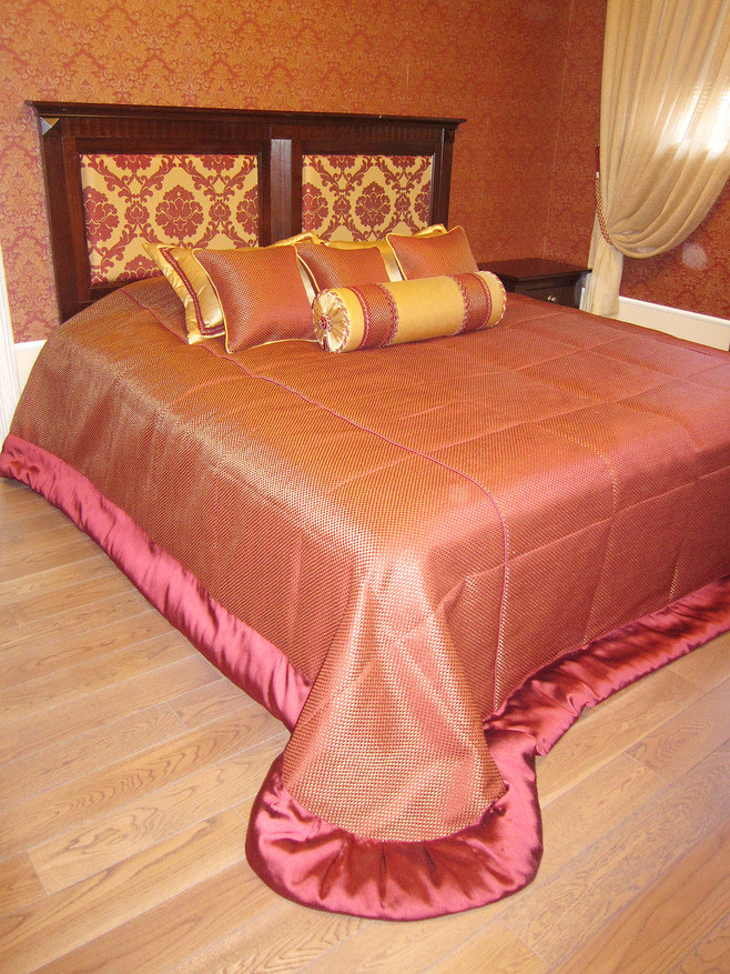 Спальня в красных тонах