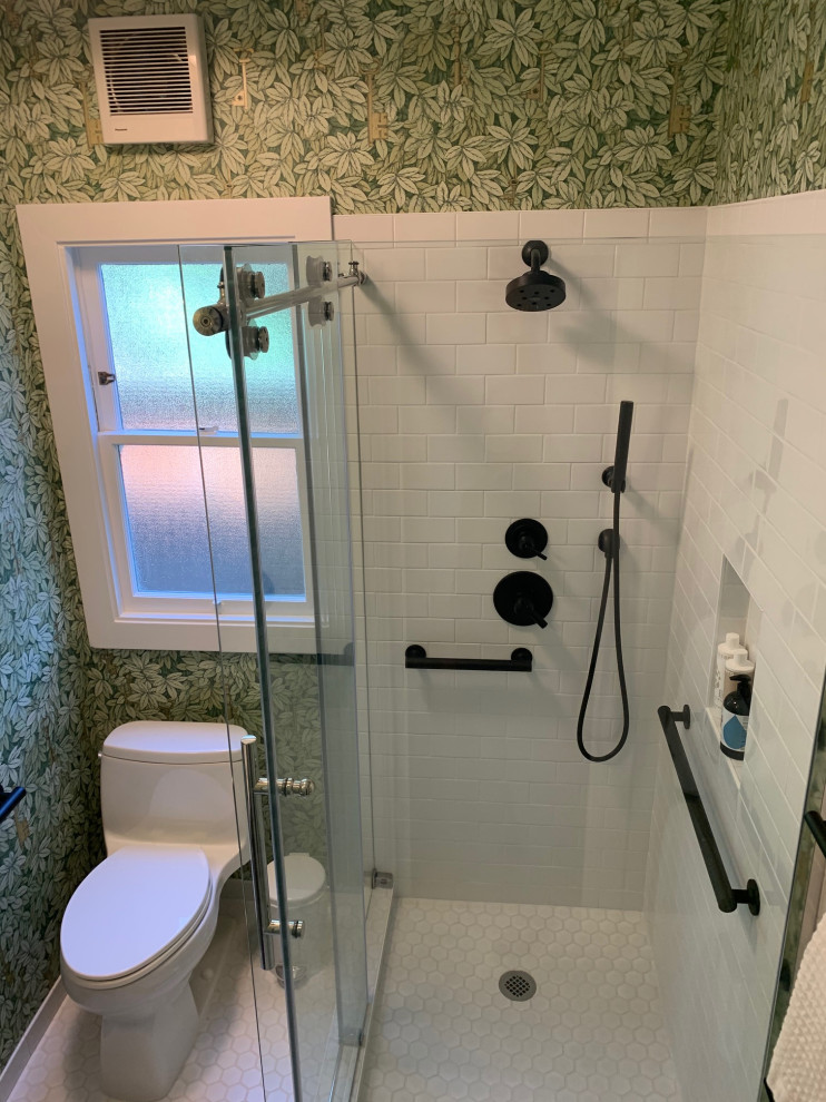 Пример оригинального дизайна: маленькая ванная комната с темными деревянными фасадами, угловым душем, унитазом-моноблоком, белой плиткой, керамической плиткой, зелеными стенами, полом из керамической плитки, монолитной раковиной, столешницей из искусственного камня, белым полом, душем с раздвижными дверями, белой столешницей, тумбой под одну раковину, напольной тумбой и обоями на стенах для на участке и в саду