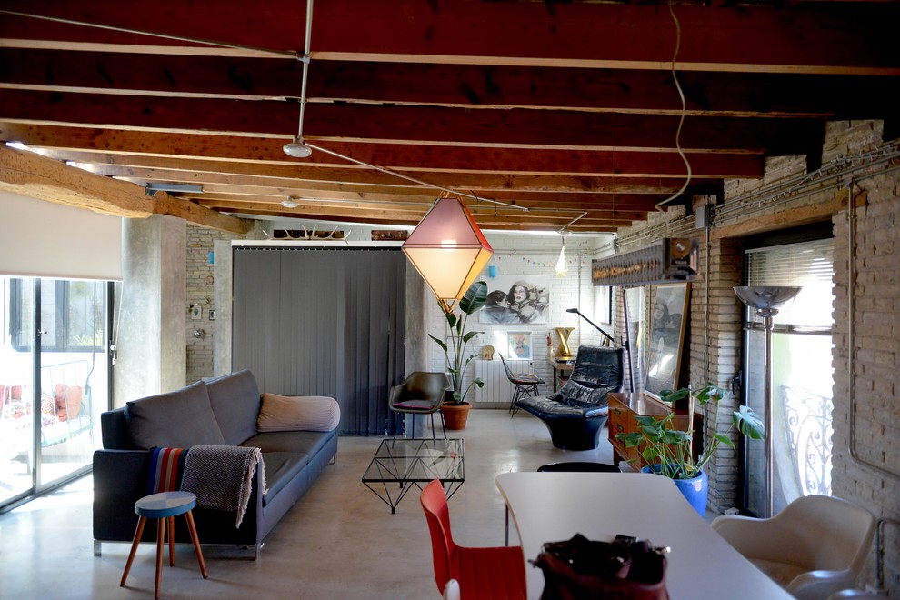 Modelo de sala de estar cerrada urbana de tamaño medio sin chimenea y televisor con paredes beige