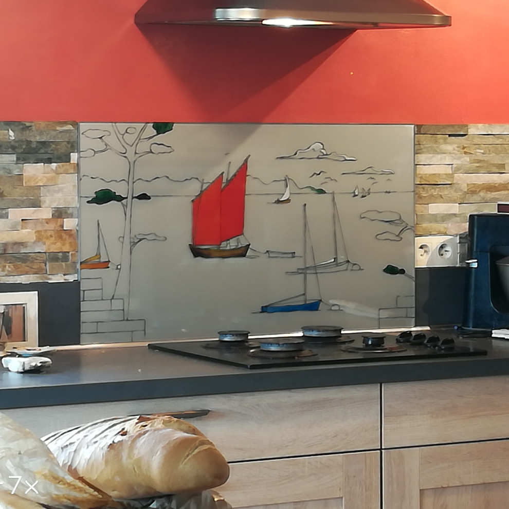 Foto di una cucina stile marinaro con paraspruzzi con piastrelle di vetro