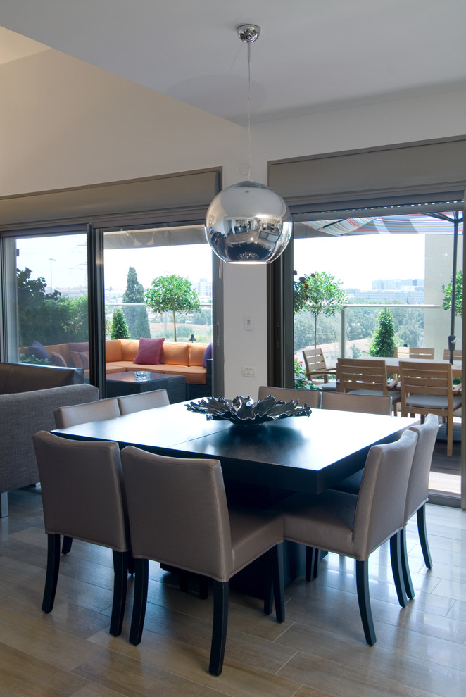 This is an example of a contemporary dining room in Tel Aviv.