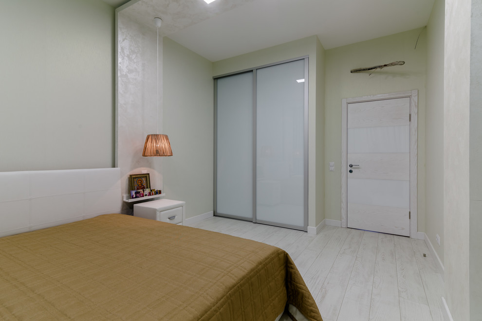 Просторная трехкомнатная квартира с приятным разноуровневым освещением в минимал