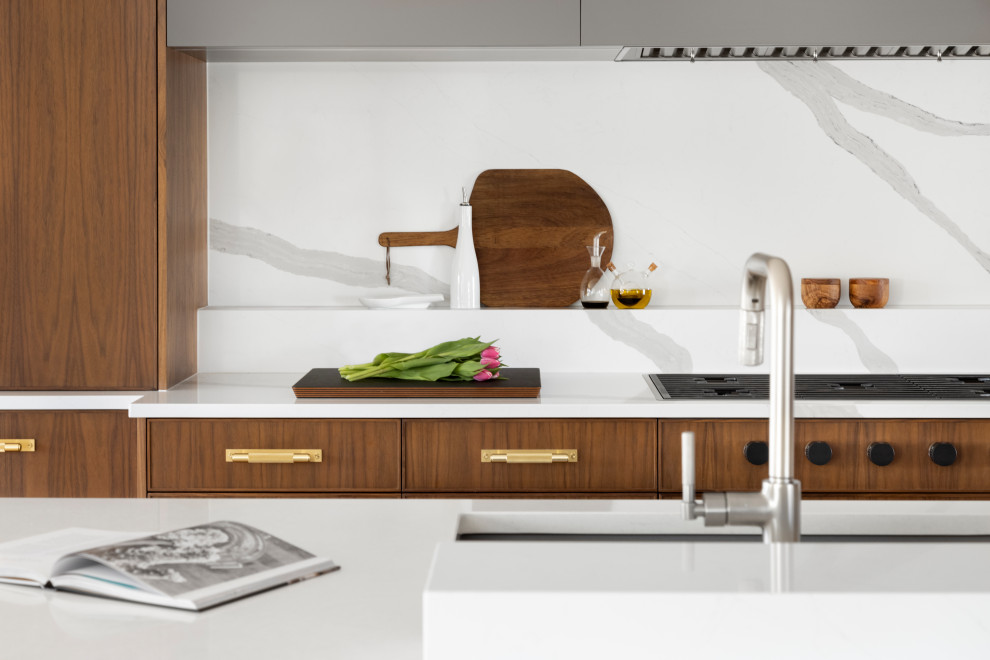 Design ideas for a mid-sized contemporary l-shaped eat-in kitchen in Denver with a single-bowl sink, flat-panel cabinets, medium wood cabinets, quartz benchtops, yellow splashback, engineered quartz splashback, panelled appliances, light hardwood floors, with island and white benchtop.