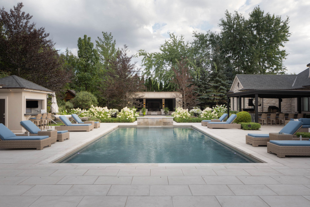 This is an example of a contemporary pool in Toronto.