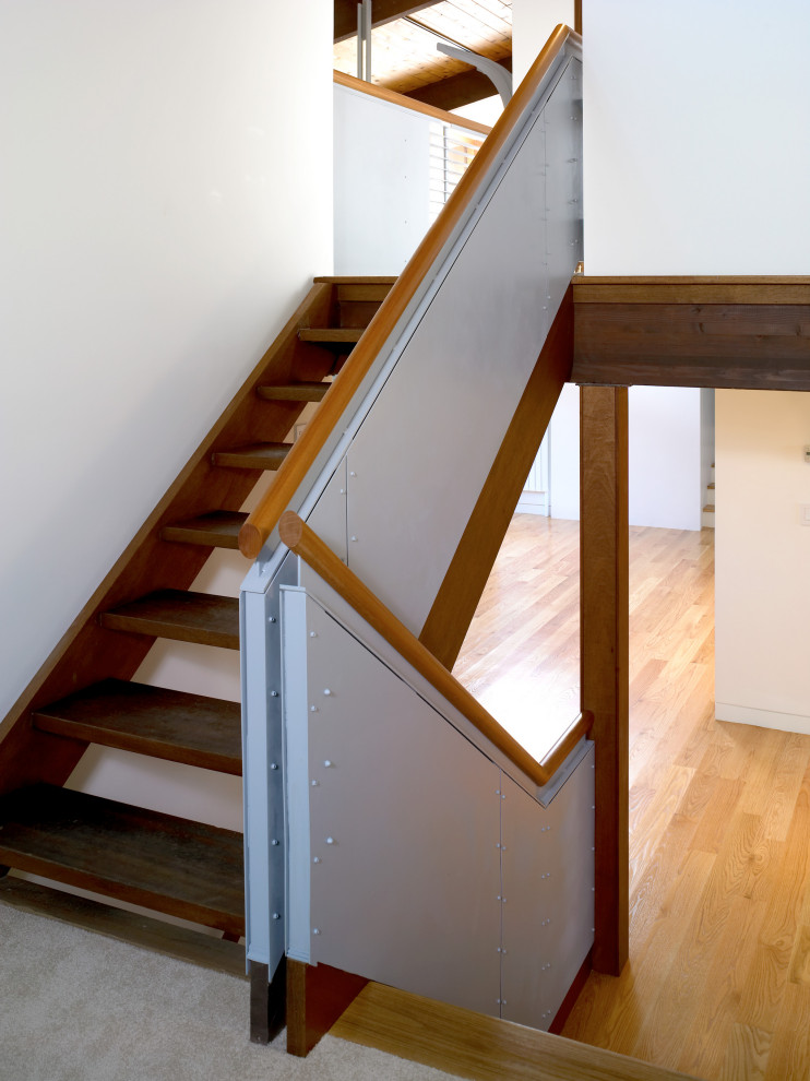 Foto de escalera en U vintage sin contrahuella con escalones de madera y barandilla de madera