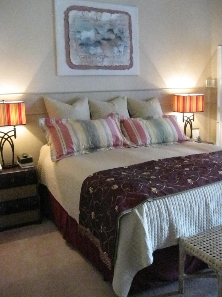 Photo of a small arts and crafts guest bedroom in San Diego with beige walls, carpet and no fireplace.