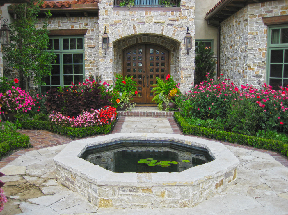 Design ideas for a traditional garden in Dallas with a water feature.