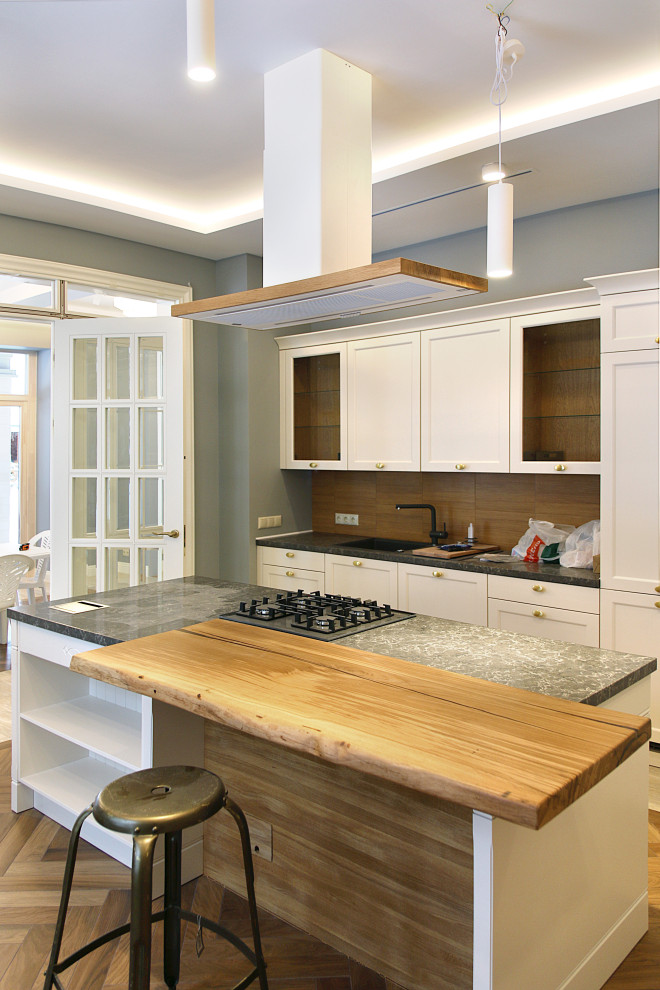 Современная классическая кухня с островом