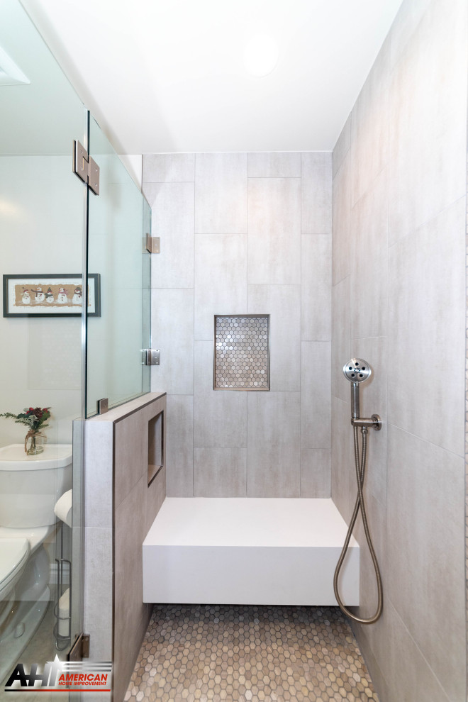 Идея дизайна: главная ванная комната среднего размера в стиле модернизм с фасадами островного типа, коричневыми фасадами, душем в нише, унитазом-моноблоком, бежевой плиткой, плиткой мозаикой, белыми стенами, полом из керамогранита, монолитной раковиной, столешницей из кварцита, бежевым полом, душем с распашными дверями, белой столешницей, сиденьем для душа, тумбой под одну раковину, встроенной тумбой и многоуровневым потолком