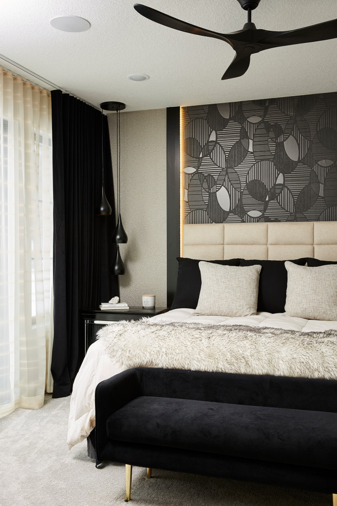 На фото: большая хозяйская спальня в современном стиле с серыми стенами, ковровым покрытием, серым полом и обоями на стенах с