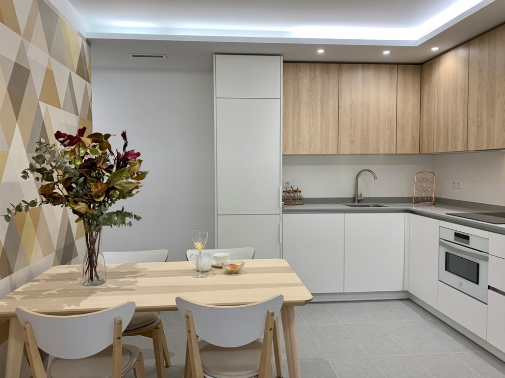 Foto de comedor de cocina actual grande con paredes multicolor, suelo de baldosas de porcelana y suelo gris