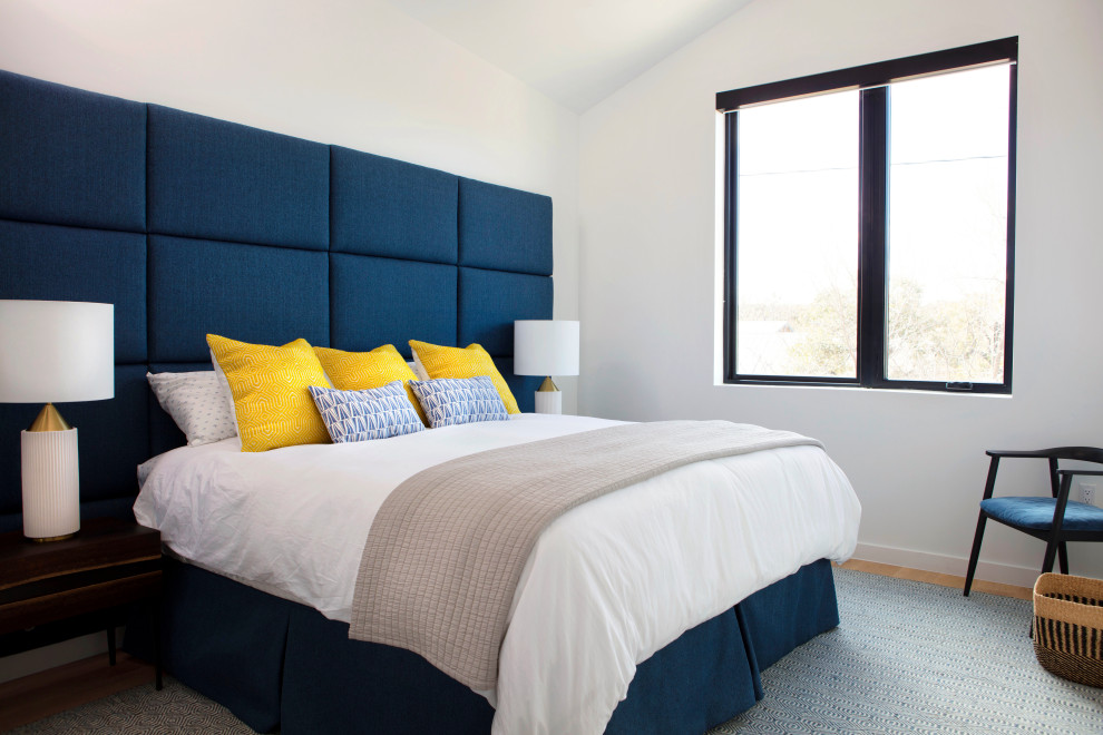 Mittelgroßes Modernes Gästezimmer ohne Kamin mit weißer Wandfarbe, braunem Holzboden, braunem Boden und gewölbter Decke in Austin
