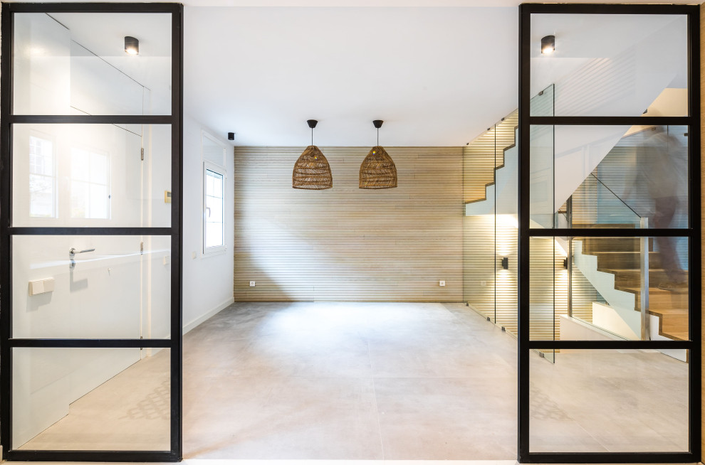 Стильный дизайн: открытая гостиная комната среднего размера в стиле модернизм с белыми стенами, полом из керамической плитки, бежевым полом и стенами из вагонки - последний тренд