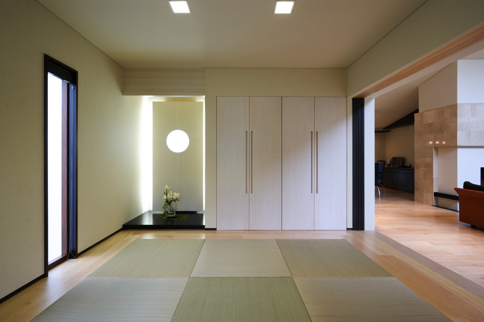 Esempio di una camera degli ospiti di medie dimensioni con pareti bianche, pavimento in tatami e pavimento verde
