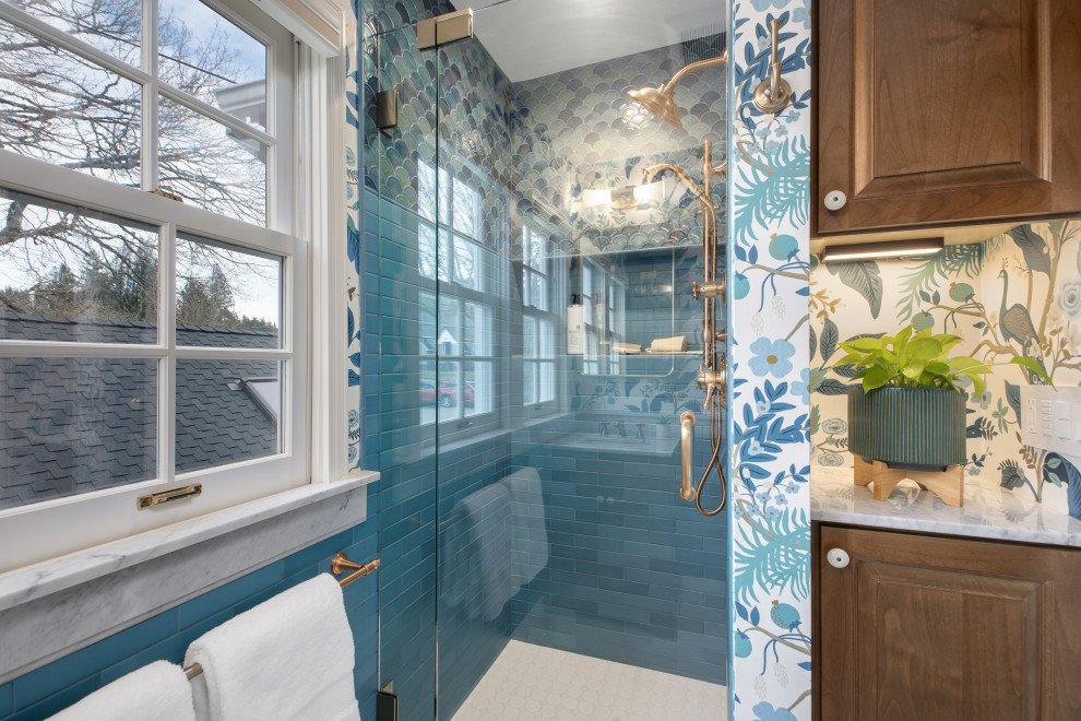 Идея дизайна: маленькая ванная комната в классическом стиле с фасадами с утопленной филенкой, темными деревянными фасадами, душем в нише, унитазом-моноблоком, синей плиткой, керамической плиткой, синими стенами, полом из керамической плитки, душевой кабиной, накладной раковиной, мраморной столешницей, белым полом, душем с распашными дверями, белой столешницей, нишей, тумбой под одну раковину, встроенной тумбой и обоями на стенах для на участке и в саду